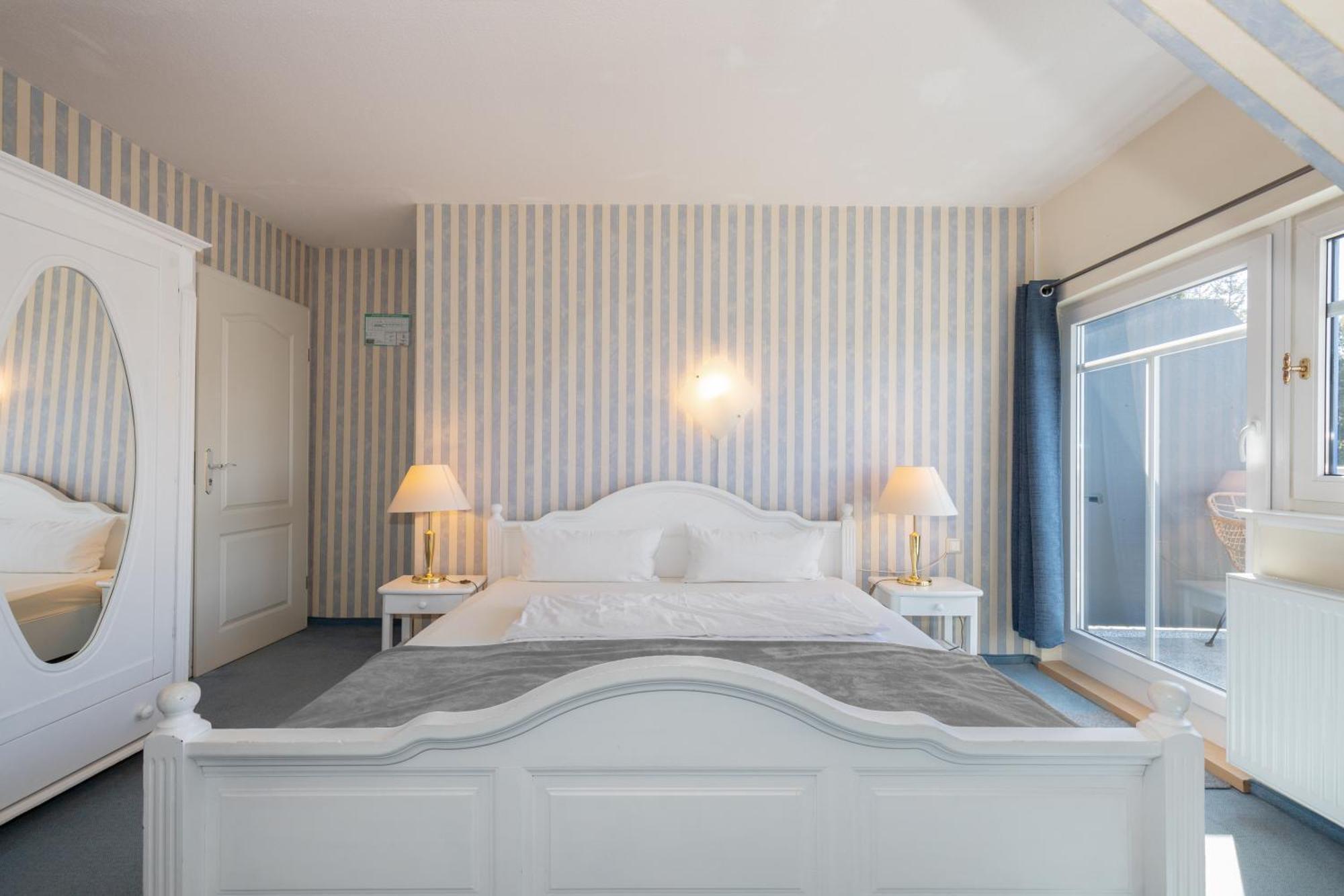Hotel Klaus Stoertebeker Ралсвиек Екстериор снимка